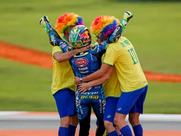 La celebración de Diogo Moreira estuvo inspirada en el fútbol GRAFCVA649. CHESTE (VALENCIA), 16/11/2025.- El piloto brasileño en la categoría de Moto 2, Diogo Moreira, celebra el campeonato al finalizar la carrera del Gran Premio de la Comunitat Valencia de MotoGP que se disputa este domingo en el Circuito Ricardo Tormo. EFE/Manuel Bruque