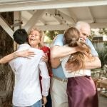 J&oacute;venes abranzado a adultos