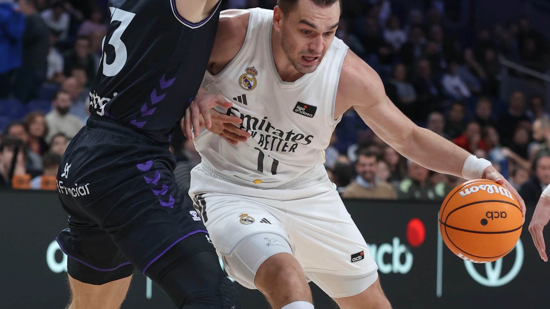 MADRID, 16/11/2025.-El jugador del Surne Bilbao S. Lazarevic, y el jugador del Real Madrid M. Hezonja, durante el partido de la jornada 7 de la Liga Endesa de baloncesto entre el Real Madrid y el Surne Bilbao Basket, este domingo en Madrid.- EFE/ Victor Lerena