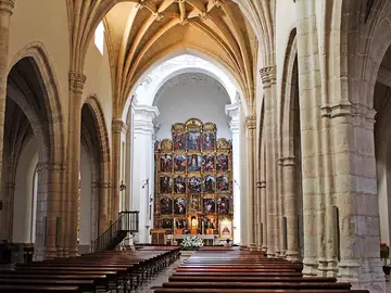 La iglesia de San Juan Bautista y su impresionante retablo La iglesia de San Juan Bautista y su impresionante retablo