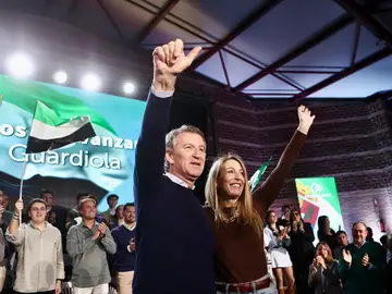 Feijóo y Guardiola intervienen en un acto del PP en Lobón (Badajoz) El presidente del PP, Alberto Núñez Feijóo (i), la presidenta del PP de Extremadura, María Guardiola (d), participan en un acto público, en el Pabellón Municipal Juan de Dios Ordóñez, a 16 de noviembre de 2025, en Lobón, Badajoz, Extremadura (España). La cita se ubica dentro de las actividades preliminares a las elecciones autonómicas del 21 de diciembre. 16 NOVIEMBRE 2025 Jorge Armestar / Europa Press 16/11/2025