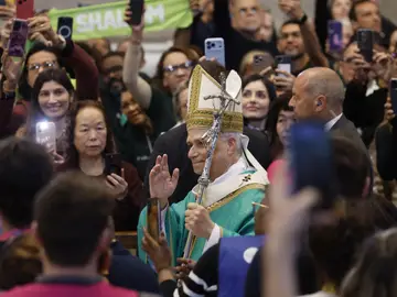 Pope Leo XIV celebrates Jubilee of the Poor at St. Peter's Basilica VATICAN CITY (Vatican City State (Holy See)), 16/11/2025.- Pope Leo XIV (C) arrives to celebrate Mass on the occasion of the Jubilee of the Poor and the 9th World Day of the Poor at St. Peter's Basilica, Vatican City, 16 November 2025. (Papa) EFE/EPA/FABIO FRUSTACI