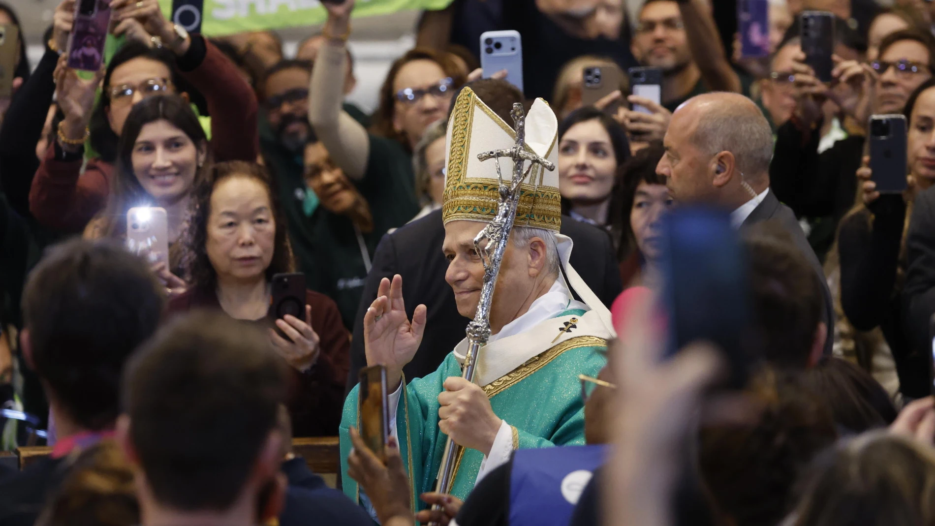 VATICAN CITY (Vatican City State (Holy See)), 16/11/2025.- Pope Leo XIV (C) arrives to celebrate Mass on the occasion of the Jubilee of the Poor and the 9th World Day of the Poor at St. Peter's Basilica, Vatican City, 16 November 2025. (Papa) EFE/EPA/FABIO FRUSTACI