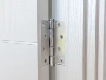 Las bisagras de las puertas de nuestra casa se desgastan con el paso del tiempo, lo que hace inevitable que hagan ruido con un sonido molesto Las bisagras de las puertas de nuestra casa se desgastan con el paso del tiempo, lo que hace inevitable que hagan ruido con un sonido molesto