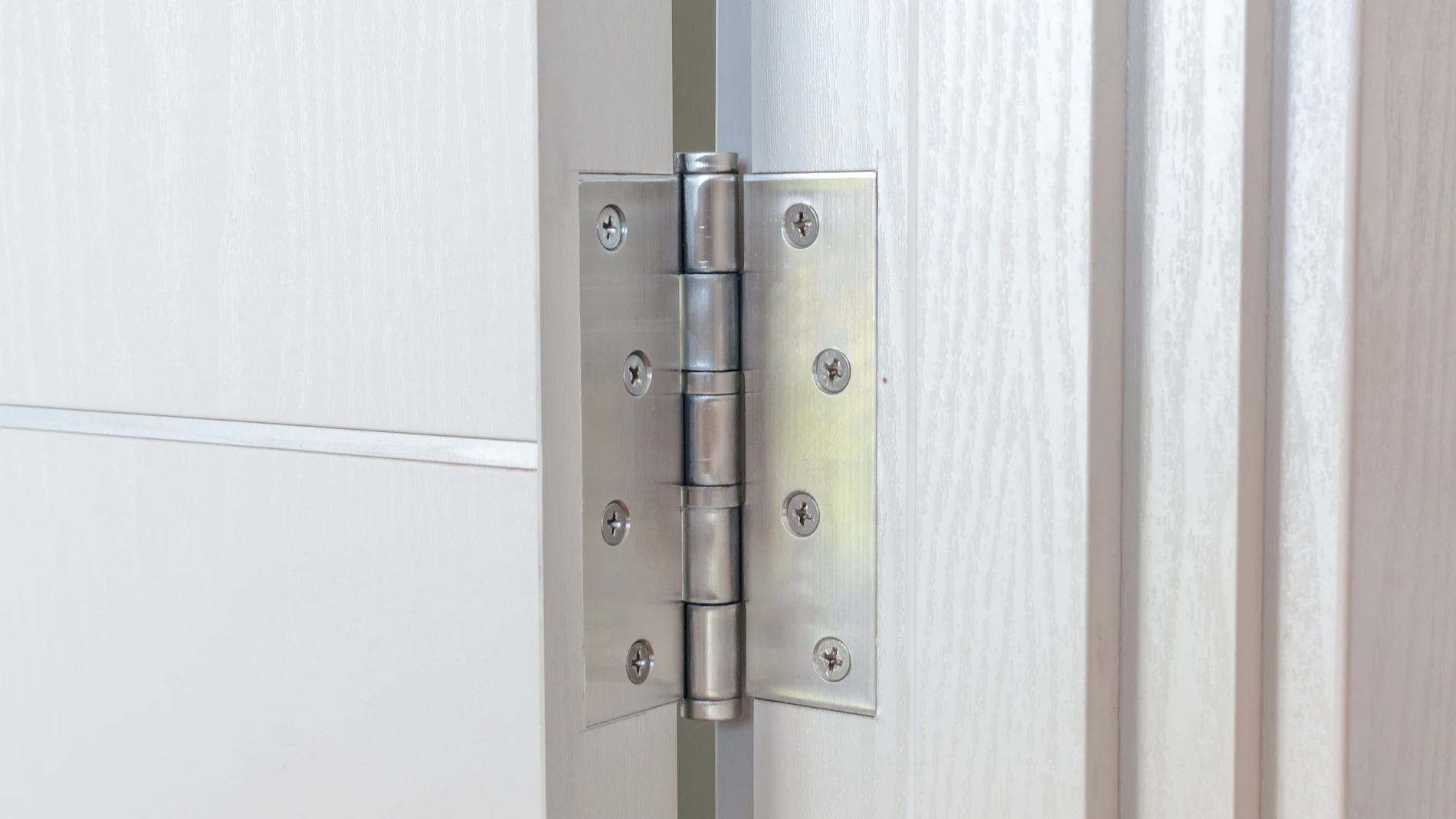 Las bisagras de las puertas de nuestra casa se desgastan con el paso del tiempo, lo que hace inevitable que hagan ruido con un sonido molesto