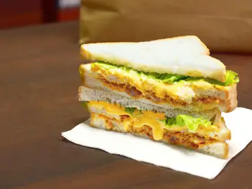 Un joven español revela cómo es la comida en su instituto de EE UU: "A veces hasta me encuentro mal" Un joven español revela cómo es la comida en su instituto de EE UU: "A veces hasta me encuentro mal"