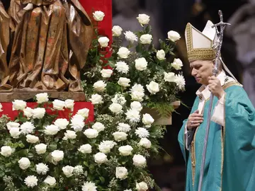 Pope Leo XIV celebrates Jubilee of the Poor at St. Peter's Basilica VATICAN CITY (Vatican City State (Holy See)), 16/11/2025.- Pope Leo XIV celebrates Mass on the occasion of the Jubilee of the Poor and the 9th World Day of the Poor at St. Peter's Basilica, Vatican City, 16 November 2025. (Papa) EFE/EPA/FABIO FRUSTACI