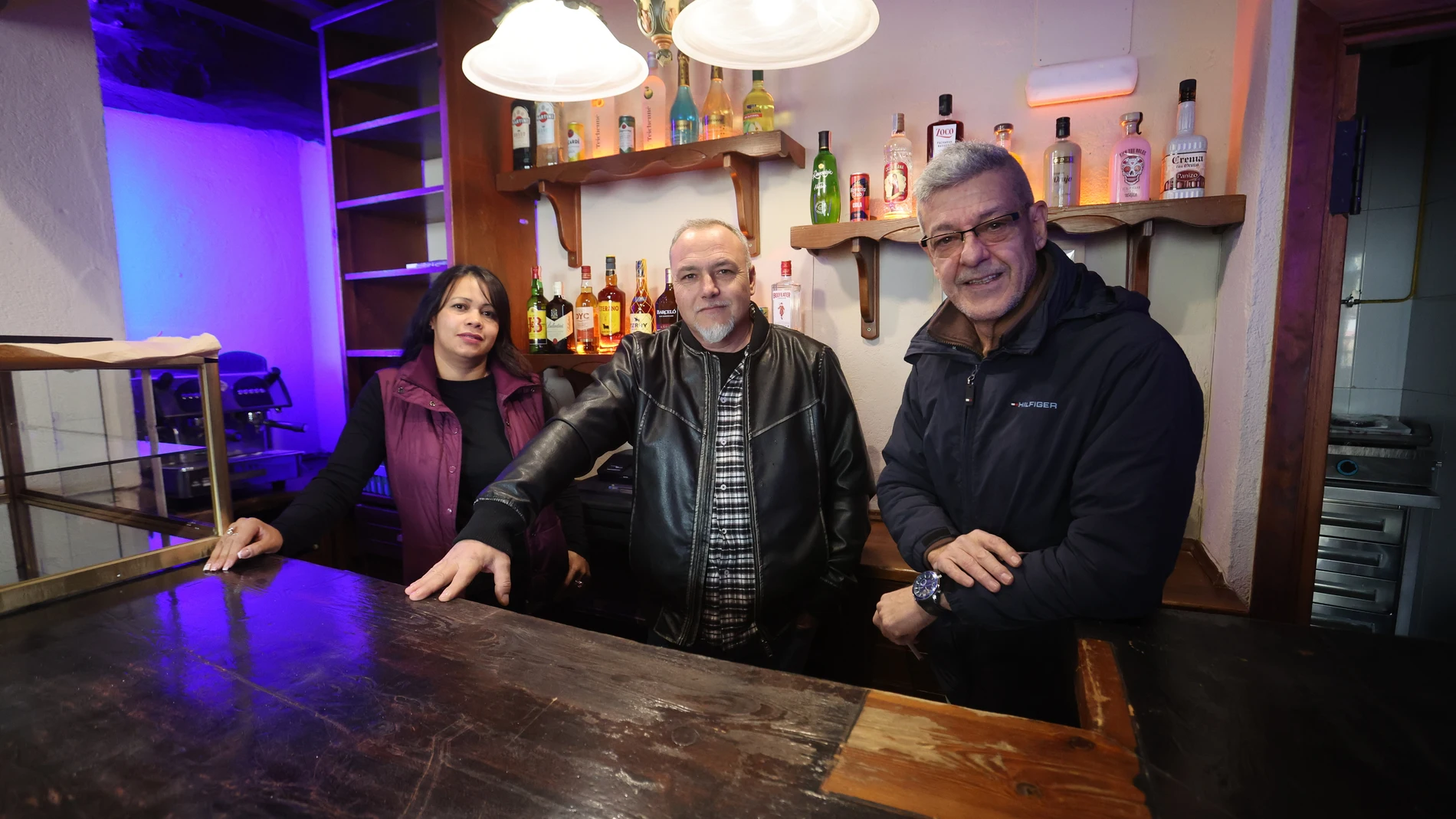 Tres amigos de Madrid han dejado su vida en la capital para llevar el bar-restaurante y la casa rural de Monleón, un pueblo de menos de 100 habitantes con un encanto tal que llevó a más de 400 personas a competir por esta oportunidad: todo por un alquiler de 92 euros