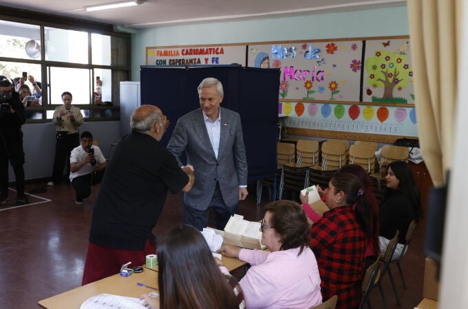 Kast apoyará a "una lista contraria al gobierno" si no logra pasar al balotaje en Chile Kast apoyará a "una lista contraria al gobierno" si no logra pasar al balotaje en Chile