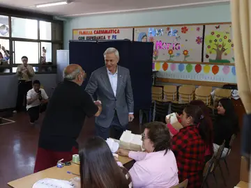 Kast apoyará a "una lista contraria al gobierno" si no logra pasar al balotaje en Chile AME9609. PAINE (CHILE), 16/11/2025.- El candidato a la presidencia José Antonio Kast (cd) saluda a un simpatizante en un centro de votación este domingo, en Paine (Chile). Kast se mostró seguro de lograr el pase a la segunda vuelta de las presidenciales de Chile, pero advirtió que, de no conseguirlo, "apoyará a cualquier lista" contraria al actual gobierno, aunque sin aludir a sus dos principales rivales. EFE/ Elvis González