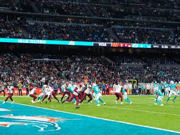 Miami Dolphins v Washington Commanders - NFL Madrid Game 2025 General view of Miami Dolphins and Washington Commanders players during the National Football League (NFL) 2025 Madrid Game, match played between Miami Dolphins and Washington Commanders at Bernabeu stadium on November 16, 2025, in Madrid, Spain. AFP7 16/11/2025 ONLY FOR USE IN SPAIN
