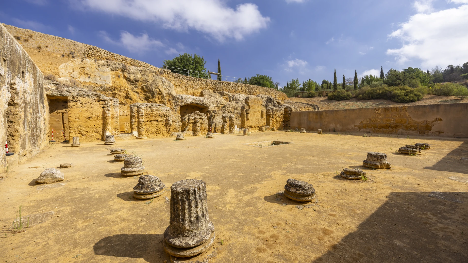 En la época del Imperio Romano, se construyeron grandes anfiteatros en España, además de puentes, calzadas o acueductos