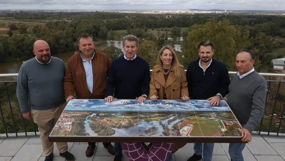 El presidente del Partido Popular, Alberto Núñez Feijóo, participa en un acto público en la localidad pacense de Lobón junto a la presidenta de la Junta y candidata del PP a la reelección, María Guardiola
