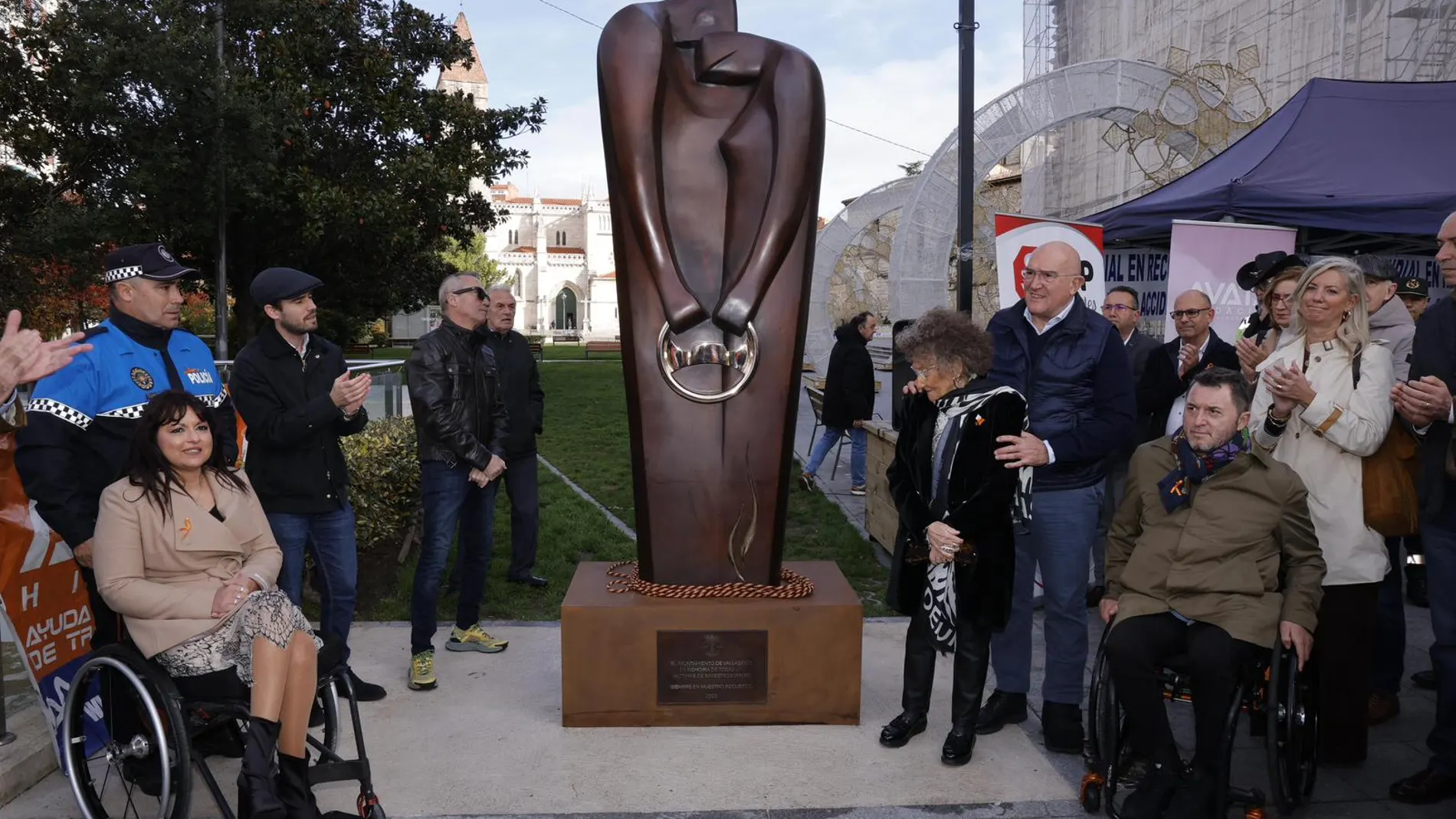 Inauguración del monumento como homenaje permanente a las víctimas de siniestros viales en la Plaza de Portugalete de Valladolid