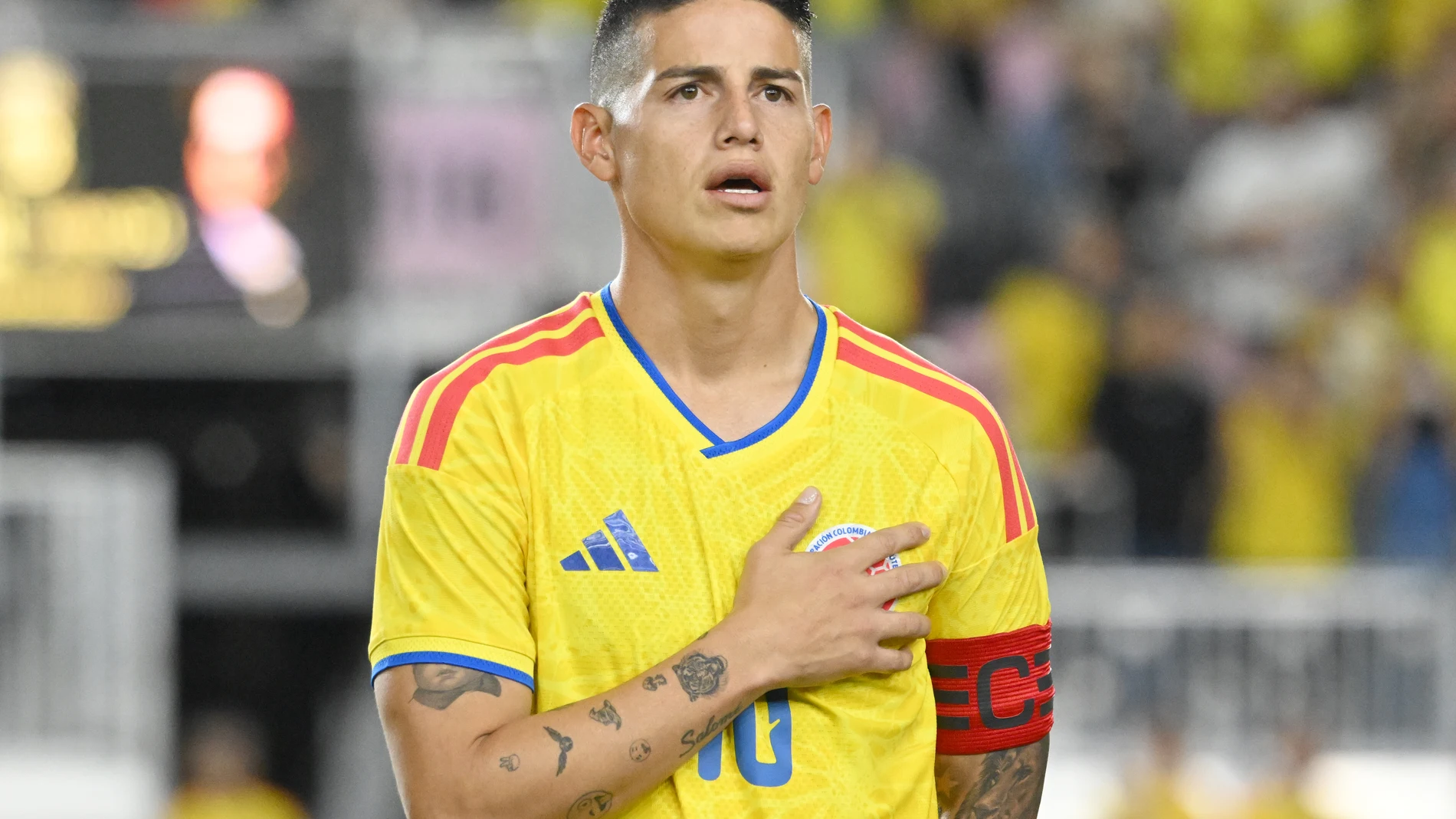 AME9457. FORT LAUDERDALE (ESTADOS UNIDOS), 15/11/2025.- James Rodríguez de Colombia entona el himno este sábado, en un partido amistoso entre las selecciones de Colombia y Nueva Zelanda en el Chase Stadium, en Fort Lauderdale (Estados Unidos). EFE/ Giorgio Viera