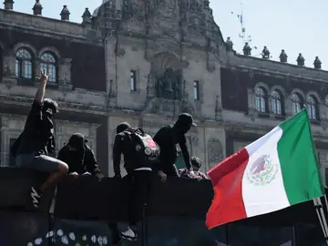 Marcha de la ‘Generación Z’ se alza en contra de Sheinbaum y la violencia en México MEX8676. CIUDAD DE MÉXICO (MÉXICO), 15/11/2025.- Manifestantes trepan por una valla durante una protesta este sábado, en inmediaciones del Palacio Nacional en Ciudad de México (México). Cientos de personas, muchos de ellos jóvenes de la llamada Generación Z, marcharon portando banderas de One Piece y coreando “¡Fuera Claudia!” en descontento hacia el gobierno de Sheinbaum y para denunciar la impunidad ante la creciente violencia en el país. EFE/ José Méndez