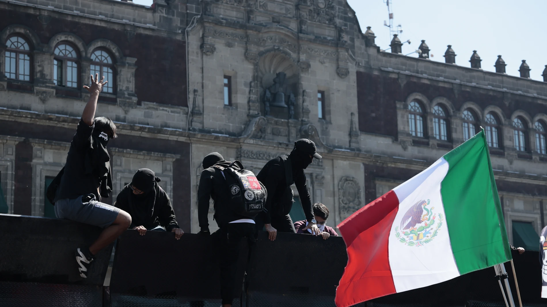 MEX8676. CIUDAD DE MÉXICO (MÉXICO), 15/11/2025.- Manifestantes trepan por una valla durante una protesta este sábado, en inmediaciones del Palacio Nacional en Ciudad de México (México). Cientos de personas, muchos de ellos jóvenes de la llamada Generación Z, marcharon portando banderas de One Piece y coreando “¡Fuera Claudia!” en descontento hacia el gobierno de Sheinbaum y para denunciar la impunidad ante la creciente violencia en el país. EFE/ José Méndez
