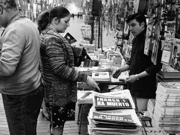 Los quioscos fueron un lugar de peregrinación obligatoria tras conocer la muerte del dictador; imagen del día después, en Las Ramblas, Barcelona Los quioscos fueron un lugar de peregrinación obligatoria tras conocer la muerte del dictador; imagen del día después, en Las Ramblas, Barcelona