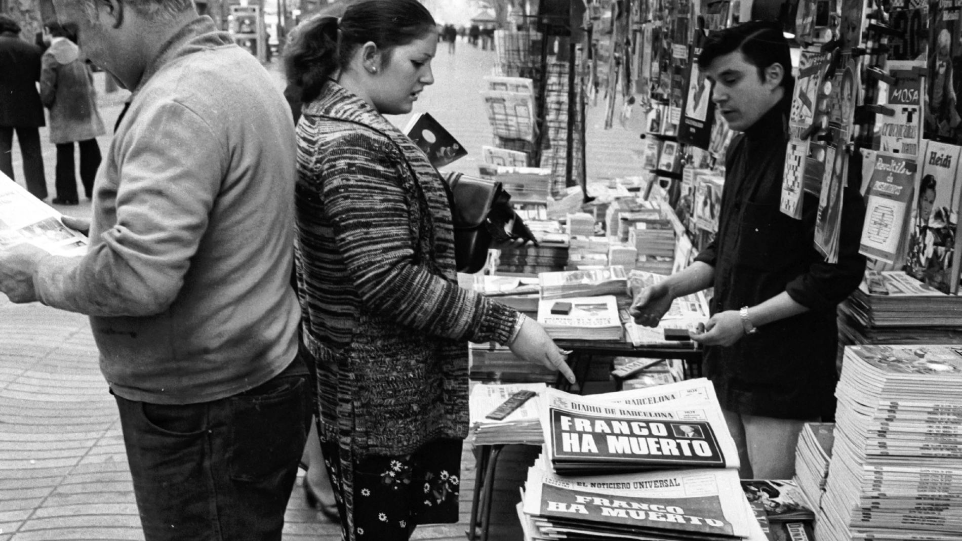 Los quioscos fueron un lugar de peregrinación obligatoria tras conocer la muerte del dictador; imagen del día después, en Las Ramblas, Barcelona