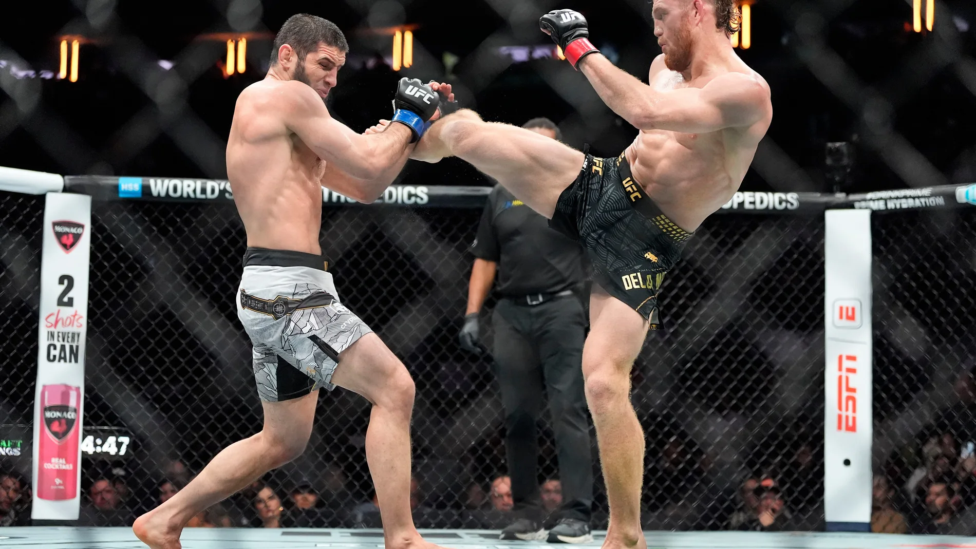 Australia's Jack Della Maddalena, right, kicks Russia's Islam Makhachev, left, during the fourth round of a welterweight title bout at the UFC 322 mixed martial arts event, Saturday, Nov. 15, 2025, in New York. (AP Photo/Yuki Iwamura)