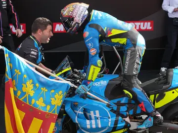 Raúl Fernández, tras su segundo puesto en Valencia Second placed Spain's rider Raul Fernandez of the Trackhouse MotoGP Team celebrates after the Valencia Motorcycle MotoGP Grand Prix at the Ricardo Tormo circuit in Cheste, near Valencia, Spain, Sunday, Nov. 16, 2025. (AP Photo/Alberto Saiz)