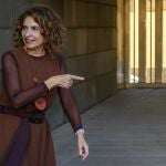 La vicepresidenta primera del Gobierno y ministra de Hacienda, María Jesús Montero, atiende a los medios antes de la inauguración de la XIX Feria Provincial de Mujeres Empresarias en Sevilla que se celebra en el patio de la Diputación de Sevilla. 
