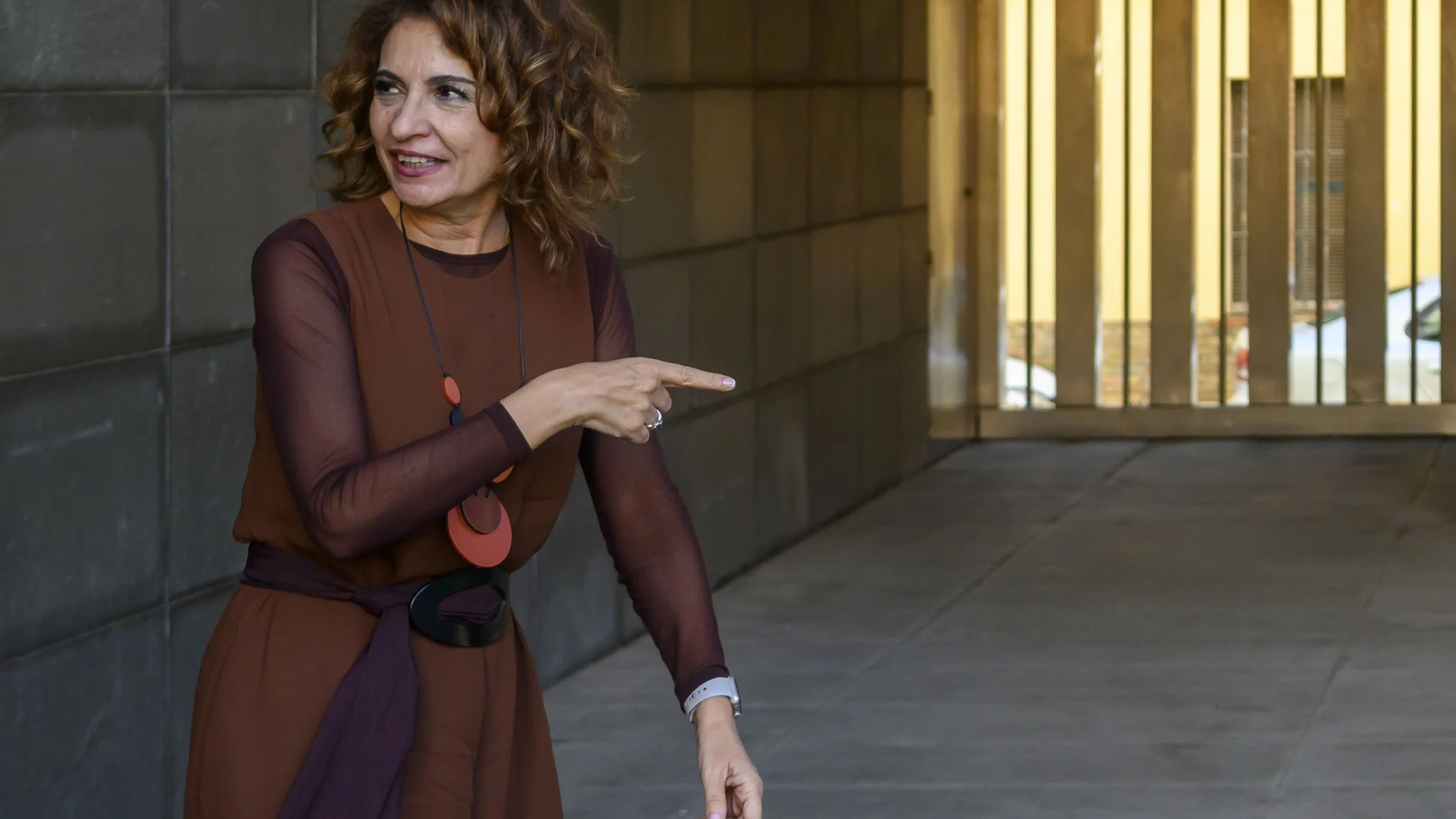 La vicepresidenta primera del Gobierno y ministra de Hacienda, María Jesús Montero, atiende a los medios antes de la inauguración de la XIX Feria Provincial de Mujeres Empresarias en Sevilla que se celebra en el patio de la Diputación de Sevilla.