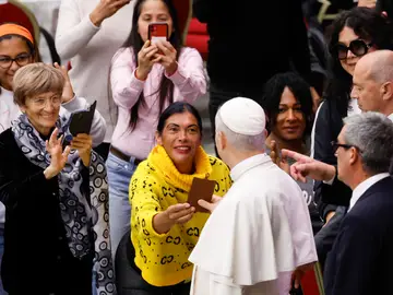 Pope Leo XIV celebrates Jubilee of the Poor at St. Peter's Basilica VATICAN CITY (Vatican City State (Holy See)), 16/11/2025.- Pope Leo XIV attends a lunch with the poor on the occasion of the Jubilee of the Poor and the 9th World Day of the Poor inside the Paul VI Hall, Vatican City, 16 November 2025. (Papa) EFE/EPA/FABIO FRUSTACI