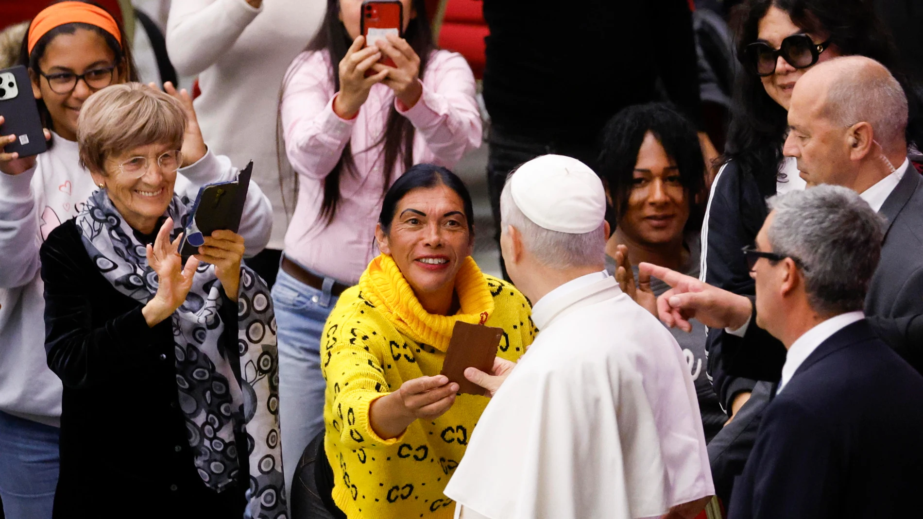 VATICAN CITY (Vatican City State (Holy See)), 16/11/2025.- Pope Leo XIV attends a lunch with the poor on the occasion of the Jubilee of the Poor and the 9th World Day of the Poor inside the Paul VI Hall, Vatican City, 16 November 2025. (Papa) EFE/EPA/FABIO FRUSTACI