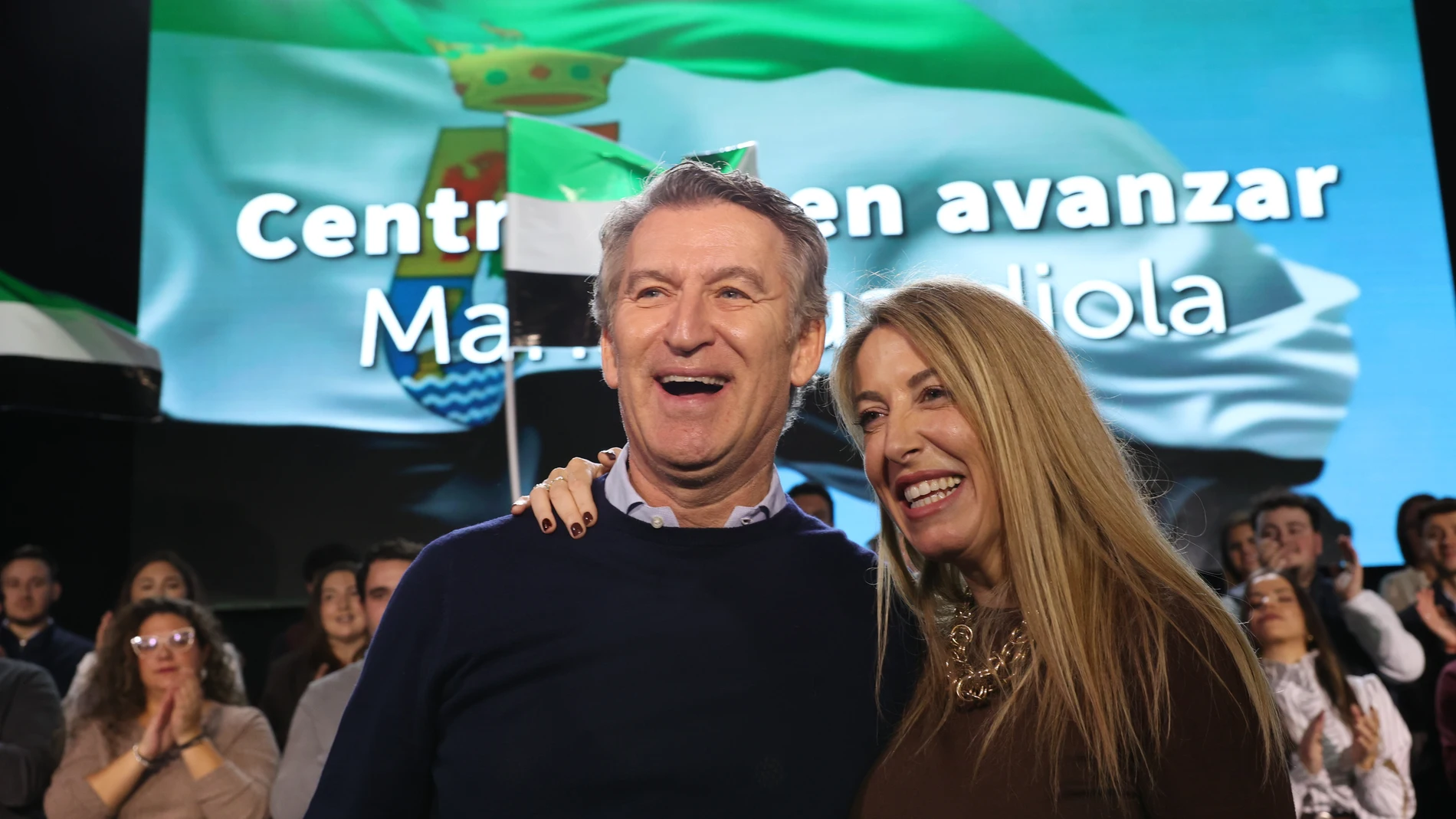 -FOTODELDIA- LOBÓN (BADAJOZ) 16/11/2025.- El presidente del Partido Popular, Alberto Núñez Feijóo junto a María Guardiola durante un acto público en la localidad pacense de Lobón este domingo. EFE/ Jero Morales