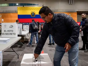 Ecuador celebra un inédito referéndum convocado por el presidente Daniel Noboa MADRID, 16/11/2025.- Un votante ecuatoriano deposita su voto en el centro de votación instalado en el centro de convenciones IFEMA de Madrid, este domingo. Más de 196.000 ecuatorianos participarán en el Referéndum y Consulta Popular 2025 en 19 recintos de España. EFE/Daniel González