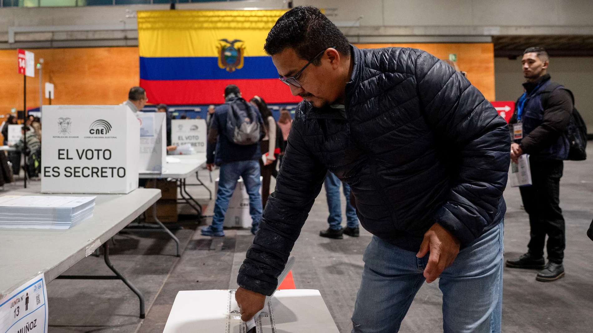 MADRID, 16/11/2025.- Un votante ecuatoriano deposita su voto en el centro de votación instalado en el centro de convenciones IFEMA de Madrid, este domingo. Más de 196.000 ecuatorianos participarán en el Referéndum y Consulta Popular 2025 en 19 recintos de España. EFE/Daniel González