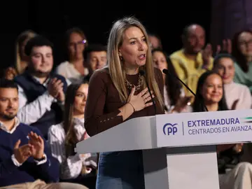 María Guardiola LOBÓN (BADAJOZ) 16/11/2025.- La presidenta de la Junta y candidata del PP a la reelección, María Guardiola, da un discurso durante un acto público en la localidad pacense de Lobón, este domingo. EFE/ Jero Morales