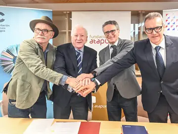 El presidente de Fundación Círculo Burgos, Emilio de Domingo; el director territorial en La Rioja, Burgos y Guadalajara y subdirector de Ibercaja Banco, José Ángel Pérez; el presidente de la Fundación Atapuerca, Antonio Méndez Pozo; y el vicepresidente de la Fundación Atapuerca, Eudald Carbonell El presidente de Fundación Círculo Burgos, Emilio de Domingo; el director territorial en La Rioja, Burgos y Guadalajara y subdirector de Ibercaja Banco, José Ángel Pérez; el presidente de la Fundación Atapuerca, Antonio Méndez Pozo; y el vicepresidente de la Fundación Atapuerca, Eudald Carbonell