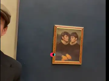 Dos tiktokers burlan la seguridad del Louvre y cuelgan un retrato suyo junto a la Mona Lisa Dos tiktokers burlan la seguridad del Louvre y cuelgan un retrato suyo junto a la Mona Lisa