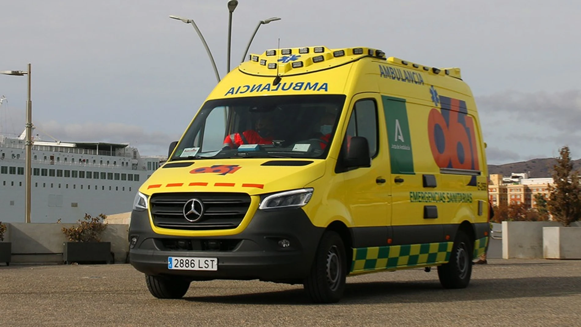 (Foto de ARCHIVO)Ambulancia del Centro de Emergencias Sanitarias 061 (imagen de archivo)REMITIDA / HANDOUT por EMERGENCIAS 112 ANDALUCÍAFotografía remitida a medios de comunicación exclusivamente para ilustrar la noticia a la que hace referencia la imagen, y citando la procedencia de la imagen en la firma10/12/2021