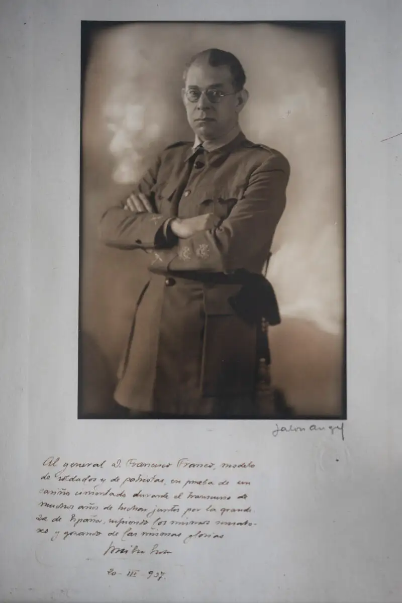 Imagen de Emilio Mola dedicada a Franco por el propio «Director», en marzo de 1937, que Francisco Franco Martínez-Bordiú conserva en su casa