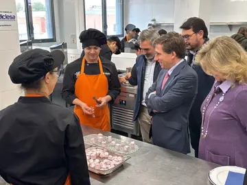 Almeida visita la Escuela Municipal de Hostelería y Alimentación MADRID, 17/11/2025.- El alcalde de Madrid, José Luis Martínez Almeida, durante su visita este lunes a las instalaciones de la Escuela Municipal de Hostelería y Alimentación, tras los ocho primeros meses de actividad del centro. EFE/ Nahia Peciña