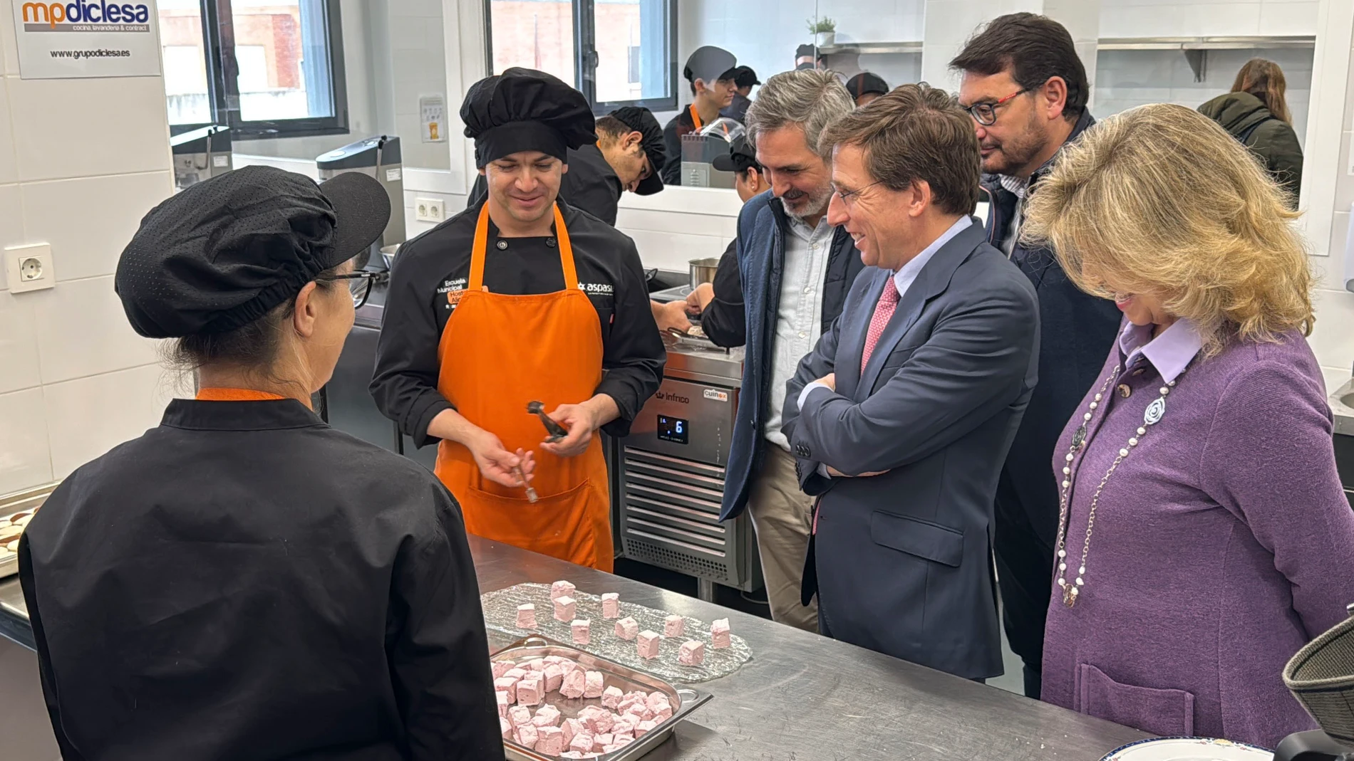 MADRID, 17/11/2025.- El alcalde de Madrid, José Luis Martínez Almeida, durante su visita este lunes a las instalaciones de la Escuela Municipal de Hostelería y Alimentación, tras los ocho primeros meses de actividad del centro. EFE/ Nahia Peciña