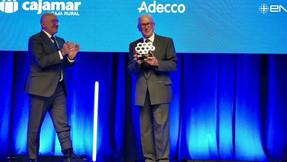 Carlos de Miguel recibe el premio de manos de Jesús Julio Carnero