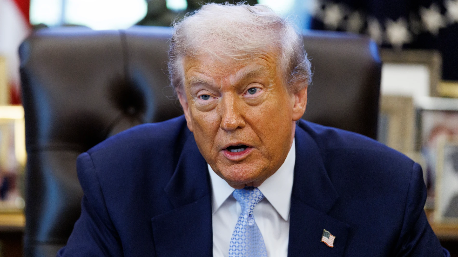WASHINGTON (United States), 17/11/2025.- US President Donald Trump speaks during a meeting with White House Task Force on the FIFA World Cup 2026 at the White House in Washington, DC, USA, 17 November 2025. EFE/EPA/WILL OLIVER / POOL
