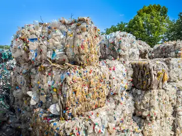 China ahora compra basura: la escasez es tan grande que excavan vertederos para conseguirla China ahora compra basura: la escasez es tan grande que excavan vertederos para conseguirla