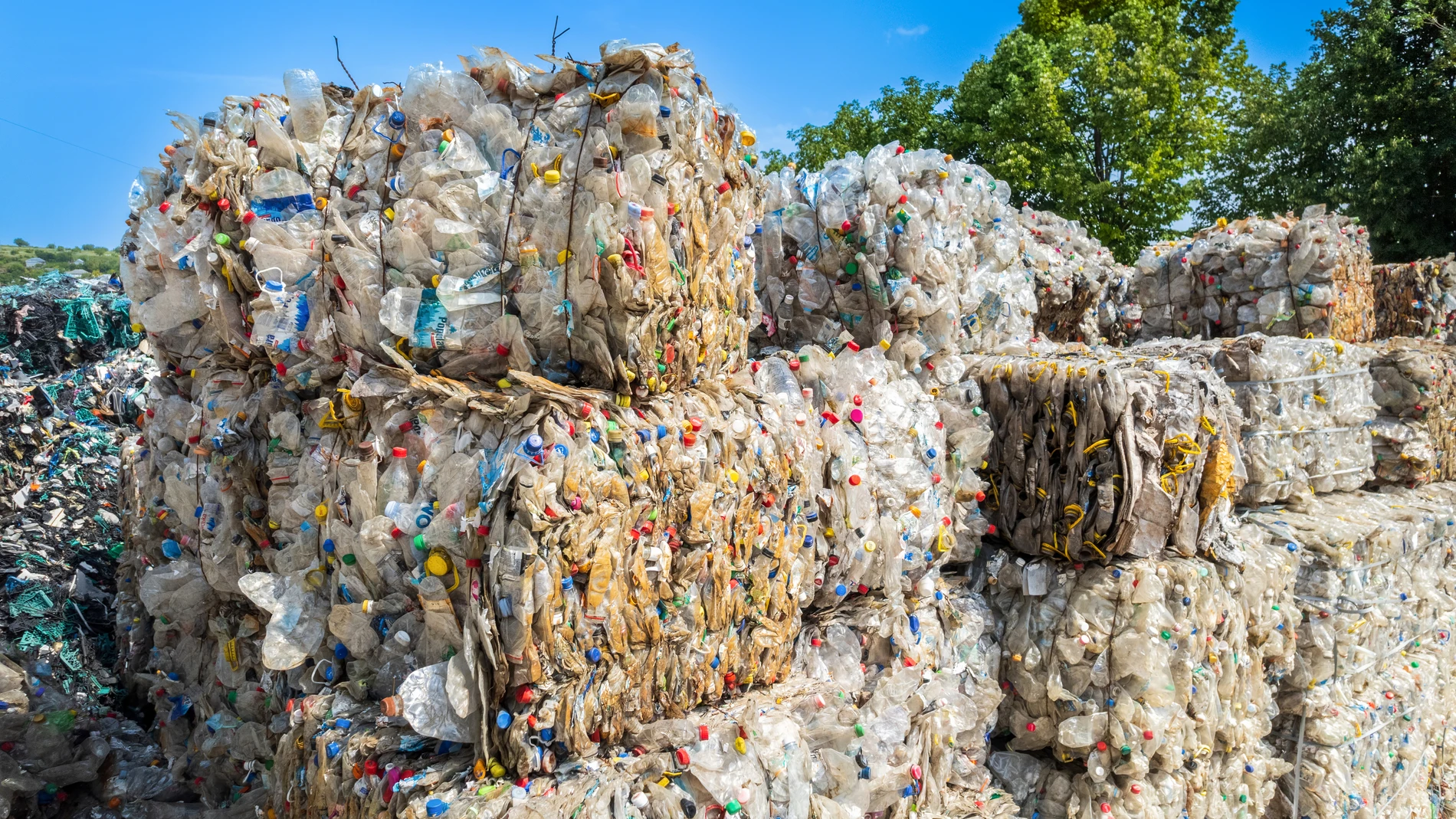China ahora compra basura: la escasez es tan grande que excavan vertederos para conseguirla