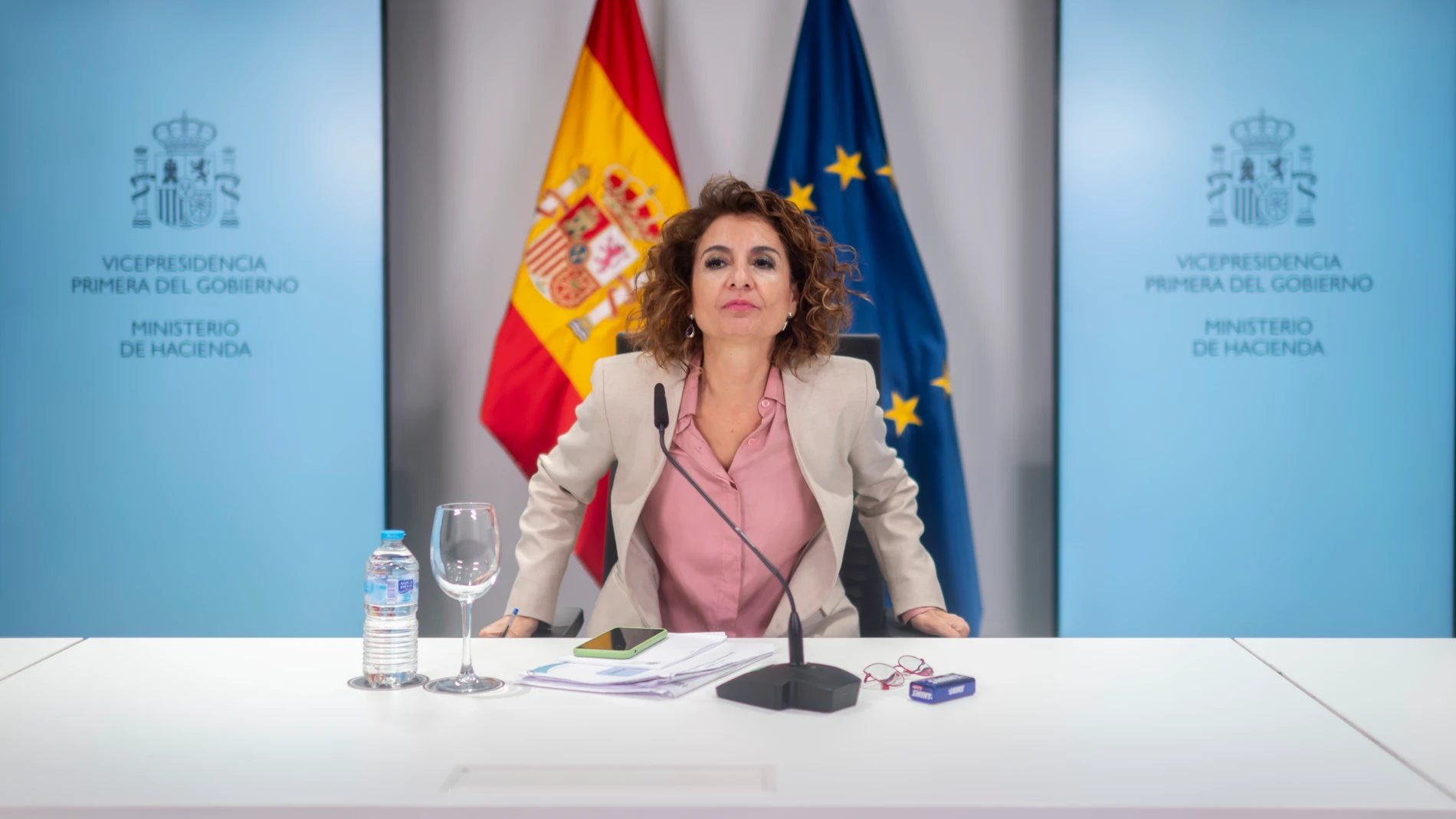La vicepresidenta primera y ministra de Hacienda, María Jesús Montero, durante una rueda de prensa tras la reunión del Consejo de Política Fiscal y Financiera (CPFF), en el Ministerio de Hacienda, a 17 de noviembre de 2025, en Madrid (España). Durante la reunión se prevé que el Ministerio de Hacienda traslade a las Comunidades Autónomas cuáles son los objetivos de déficit y deuda de cara a 2026. 17 NOVIEMBRE 2025 Alberto Ortega / Europa Press 17/11/2025