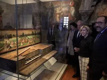 La presidenta de Patrimonio Nacional, Ana de la Cueva, observa una de las piezas junto a Nicanor Sen y Miguel Ángel Oliveira La presidenta de Patrimonio Nacional, Ana de la Cueva, observa una de las piezas junto a Nicanor Sen y Miguel Ángel Oliveira