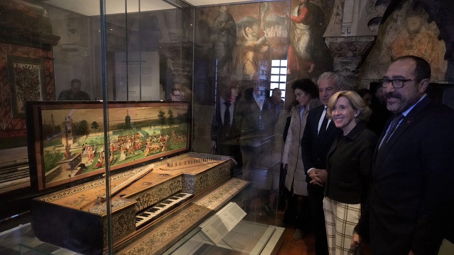 La presidenta de Patrimonio Nacional, Ana de la Cueva, observa una de las piezas junto a Nicanor Sen y Miguel Ángel Oliveira