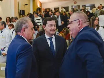 Mañueco conversa con Alejandro Vázquez y José Antonio Rubio antes de la jornada Mañueco conversa con Alejandro Vázquez y José Antonio Rubio antes de la jornada