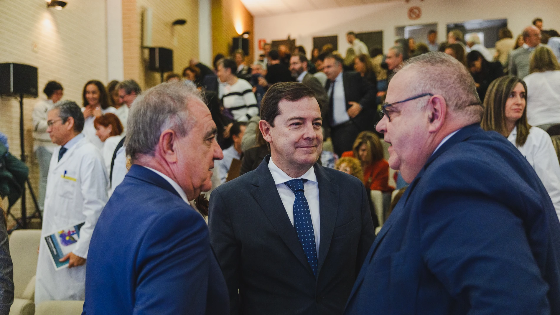 Mañueco conversa con Alejandro Vázquez y José Antonio Rubio antes de la jornada