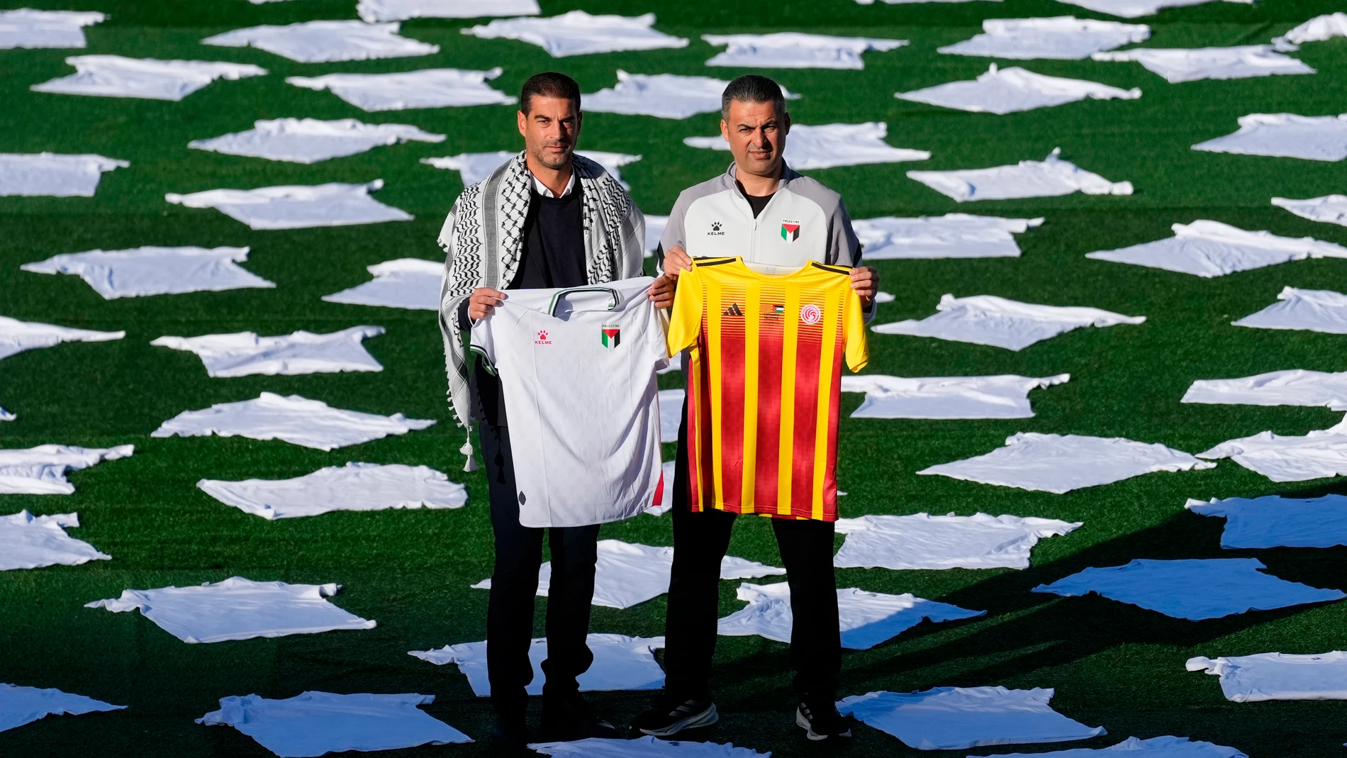 FOTODELDÍA - . BARCELONA, 17/11/2025.- Los seleccionadores nacionales de Cataluña, Gerard López, y de Palestina, Ehab Abu Jazar (d), posan durante la presentación del partido solidario entre las selecciones de fútbol de Cataluña y Palestina que se disputará mañana en el Estadio Olímpico Lluís Companys. EFE/Enric Fontcuberta