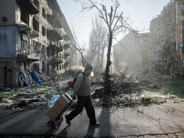 Ukrainian servicemen hold positions in the Donetsk region DONETSK (Ukraine), 17/11/2025.- A handout photo made available by the press service of the 24th Mechanized Brigade of the Ukrainian Armed Forces on 17 November 2025 shows a local man walks in the frontline city of Kostyantynivka of Donetsk region, Ukraine, 16 November 2025 (issued 17 November 2025), amid the ongoing Russian invasion. Russian troops entered Ukrainian territory on 24 February 2022, starting a conflict that has provoked destruction and a humanitarian crisis. (Rusia, Ucrania) EFE...